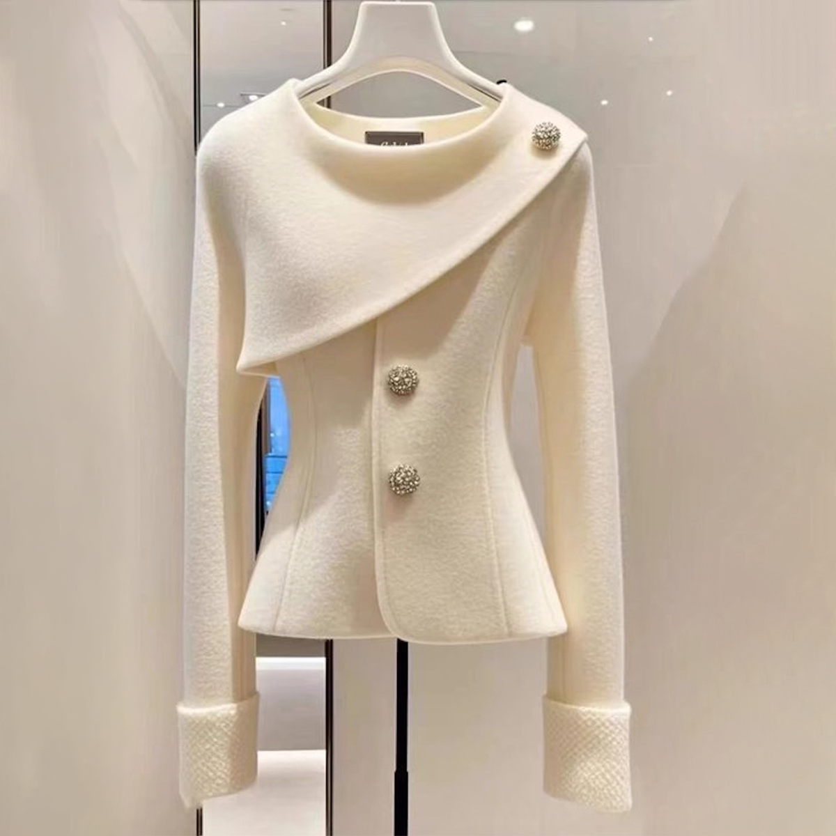 Lola | Chic Buttoned Blazer